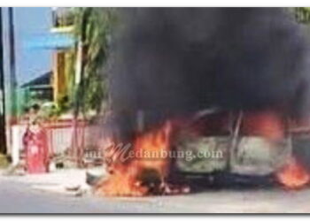Mini Bus Senia Ludes Terbakar Usai Mengisi BBM di Hamparan Perak, Dua Penumpang Luka Bakar