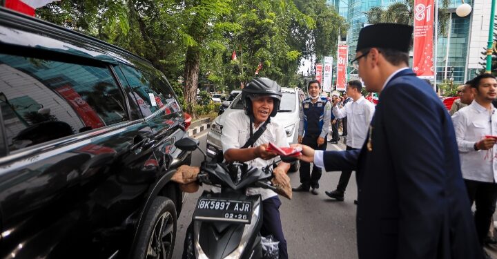 Kibarkan Semangat Kemerdekaan, Rico Waas dan Zakiyuddin Harahap Bagikan Bendera kepada Warga Medan