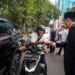 Kibarkan Semangat Kemerdekaan, Rico Waas dan Zakiyuddin Harahap Bagikan Bendera kepada Warga Medan