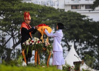 Upacara Penurunan Bendera HUT RI Khidmat, Rico Waas Serahkan Tanda Kehormatan Satyalancana Karya Satya dari Presiden