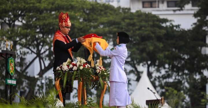 Upacara Penurunan Bendera HUT RI Khidmat, Rico Waas Serahkan Tanda Kehormatan Satyalancana Karya Satya dari Presiden