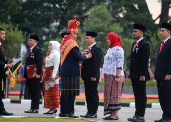 Momen HUT RI, Wali Kota Medan Rico Waas Serahkan Satyalancana Karya Satya dari Presiden RI kepada Kadis Kominfo