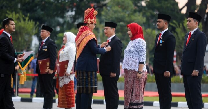 Momen HUT RI, Wali Kota Medan Rico Waas Serahkan Satyalancana Karya Satya dari Presiden RI kepada Kadis Kominfo