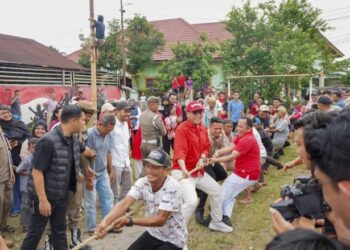 Hadir di Tengah Warga, Rico Waas Ikut LombaTarik Tambang