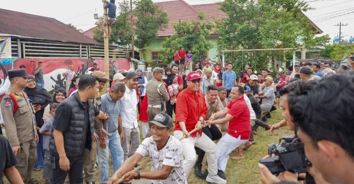 Hadir di Tengah Warga, Rico Waas Ikut LombaTarik Tambang