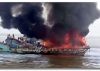 Kapal Pukat Teri Terbakar Diperairan Belawan Saat Menjaring Ikan Ditepi Pantai