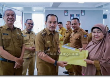 Serahkan SK Program Indonesia Pintar, Wali Kota Tebing Tinggi Minta Kepala Sekolah Bekerja Adaptif Dan Berintegritas