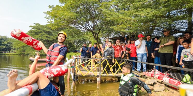 Serunya Lomba Pukul Bantal Meriahkan Semarak Korpri Gebyar Kemerdekaan RI di Taman Cadika