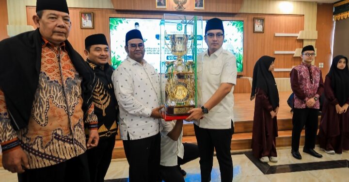 Piala Bergilir MTQ Sumut kembali ke Medan, Rico Waas Apresiasi Kafilah dan Serahkan Bonus