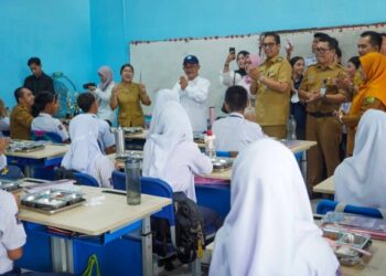 Bersama Mendikdasmen, Rico Waas Tinjau SMPN 16, Mebelair Rusak Diganti Tahun Ini