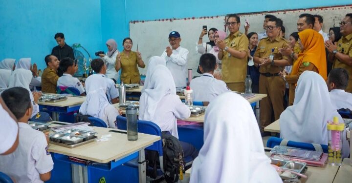 Bersama Mendikdasmen, Rico Waas Tinjau SMPN 16, Mebelair Rusak Diganti Tahun Ini