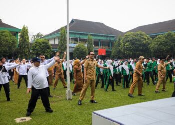 Mendikdasmen Abdul Mu’ti dan Rico Waas Senam Bersama Siswa SMPN 1 Medan