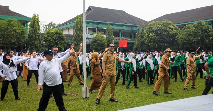 Mendikdasmen Abdul Mu’ti dan Rico Waas Senam Bersama Siswa SMPN 1 Medan