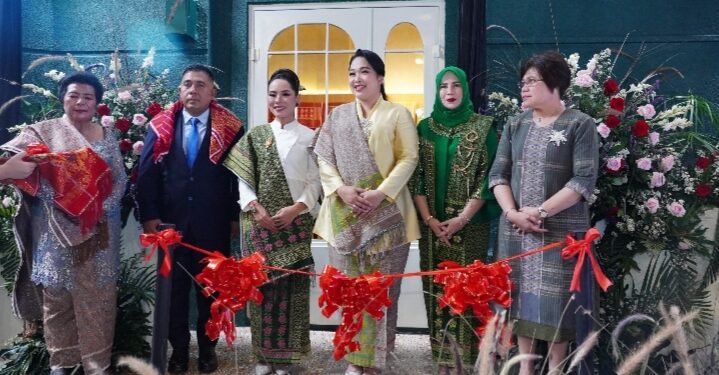 Angkat Pesona Tenun Karo Ke Kancah Modern, Airin Rico Waas Resmikan Gallery Torose