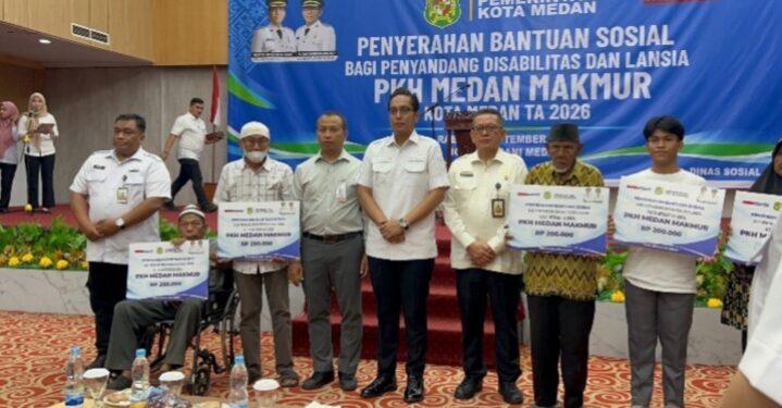 Rico Waas Serahkan Bantuan Untuk 10 Ribu Warga Lansia dan Disabilitas
