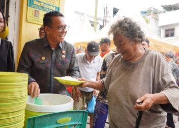 Zakiyuddin Harahap Ikut Ambilkan Makanan untuk Lansia di Jalan Lombok
