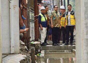 Turun Langsung di Tengah Hujan, Rico Waas Pastikan Pengerjaan Drainase Gaperta Berjalan Optimal
