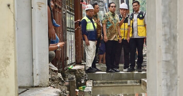 Turun Langsung di Tengah Hujan, Rico Waas Pastikan Pengerjaan Drainase Gaperta Berjalan Optimal