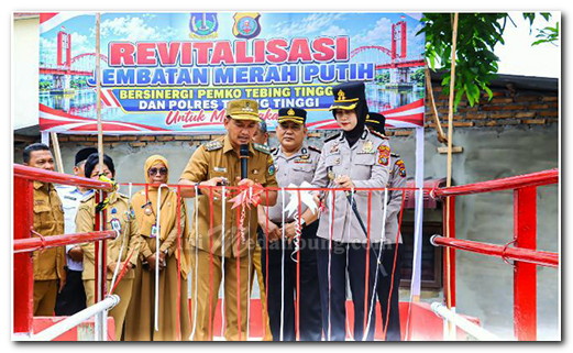 Permudah Akses Warga Kelurahan Mandailing, Wali Kota dan Kapolres Tebing Tinggi Resmikan Jembatan Merah Putih