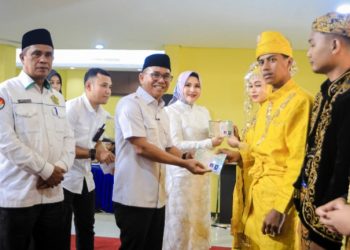 Hadiri Nikah Massal 23 Pasangan, Zakiyuddin Harahap Serahkan Buku Nikah dan Hadiah Uang Saku Bagi Pengantin