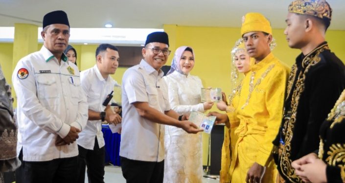 Hadiri Nikah Massal 23 Pasangan, Zakiyuddin Harahap Serahkan Buku Nikah dan Hadiah Uang Saku Bagi Pengantin