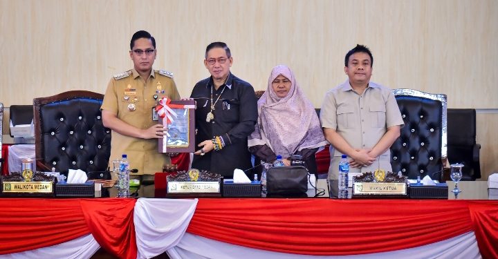 Rico Waas Hadiri Paripurna DPRD: Perda Penanggulangan Kemiskinan Direvisi