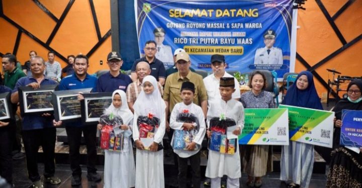 Sapa Warga Medan Baru Diawali Gotong Royong, Rico Waas Tindaklanjuti Keluhan Warga