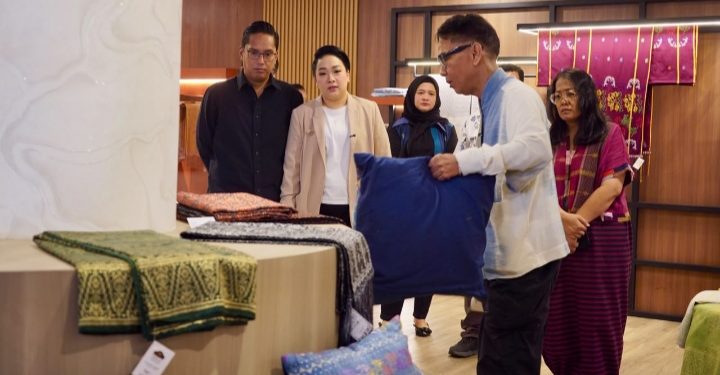 Rico Waas dan Airin Optimalkan Galeri Mustika Deli Dekranasda sebagai Ruang Promosi UMKM