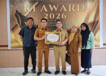 Dukung Pemko Medan Raih Predikat Informatif, Kadis Kominfo Arrahmaan Pane Terima Penghargaan KI Sumut