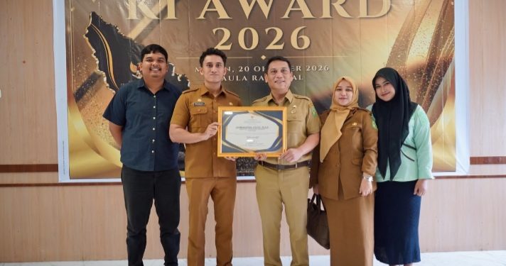 Dukung Pemko Medan Raih Predikat Informatif, Kadis Kominfo Arrahmaan Pane Terima Penghargaan KI Sumut