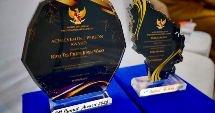 Komitmen Keterbukaan Informasi, Rico Waas Raih Penghargaan Achievement Person KI Sumut Award 2026