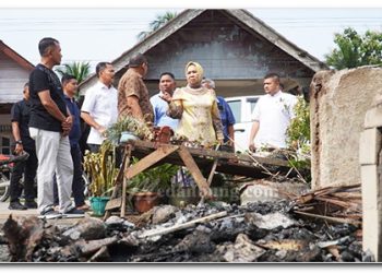 Plt. Bupati Tiorita Hadir Bantu Korban Kebakaran, Empat Rumah di Salapian Hangus