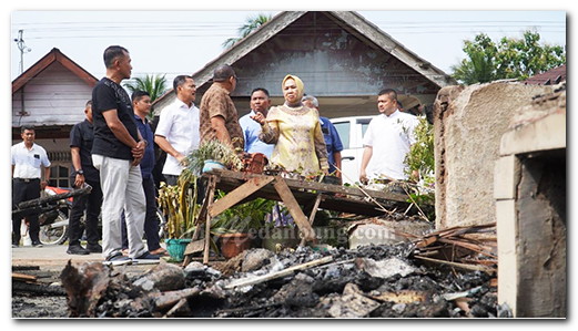Plt. Bupati Tiorita Hadir Bantu Korban Kebakaran, Empat Rumah di Salapian Hangus