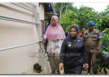 Plt. Bupati Tiorita Pastikan Renovasi Rumah Korban Banjir Berjalan Lancar