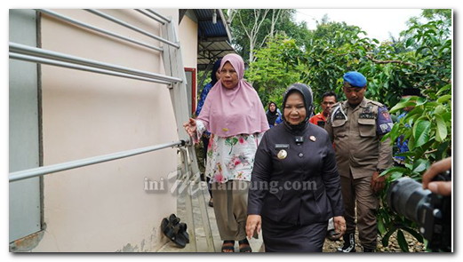 Plt. Bupati Tiorita Pastikan Renovasi Rumah Korban Banjir Berjalan Lancar