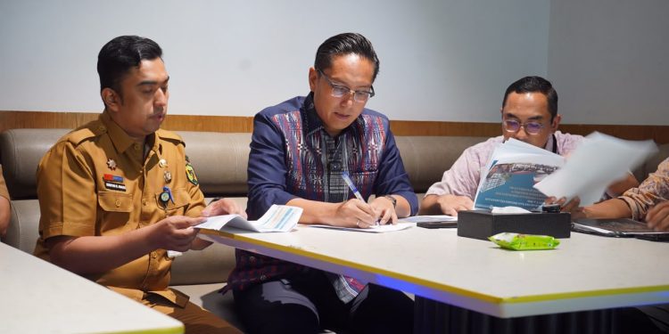 Rico Waas Siapkan Percepatan Bedah Rumah, Target 898 Unit Tuntas Desember