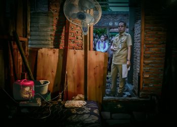 Rico Waas Pantau 111 Rumah Tidak Layak Huni yang Sedang Direhabilitasi