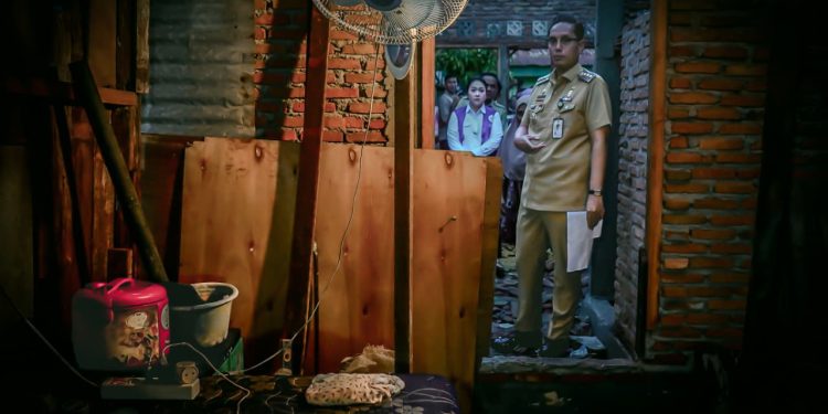 Rico Waas Pantau 111 Rumah Tidak Layak Huni yang Sedang Direhabilitasi